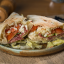 Sandwich în lipie făcută în casă cu şuncă sau salam Napoli
